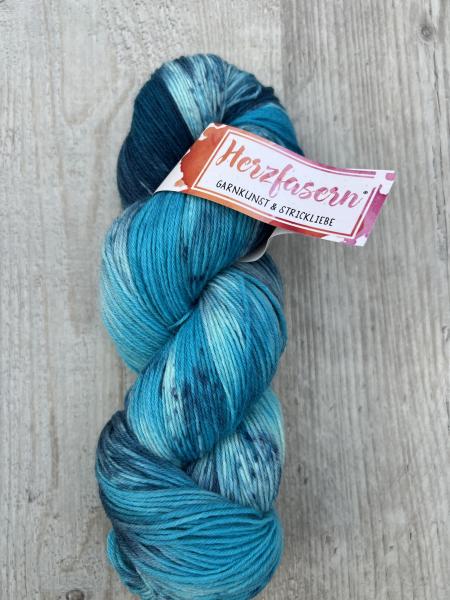 Manchmal braucht es keine Worte – nur Farben, die Geschichten erzählen. Meerespoesie ist eine Hommage an das Meer: zarte Türkis- und Aquatöne treffen auf moosige Grüntöne und feine Braunsprenkel, wie Treibholz, das sanft im Sand liegt.  Eine Färbung volle